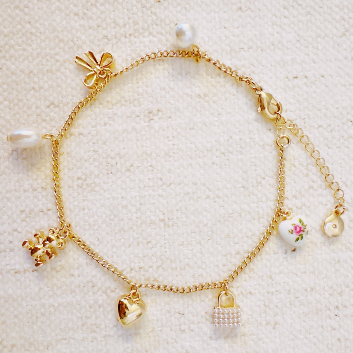 Bear & Bow Charm Anklet – Playful Gold Chain with Heartfelt Details