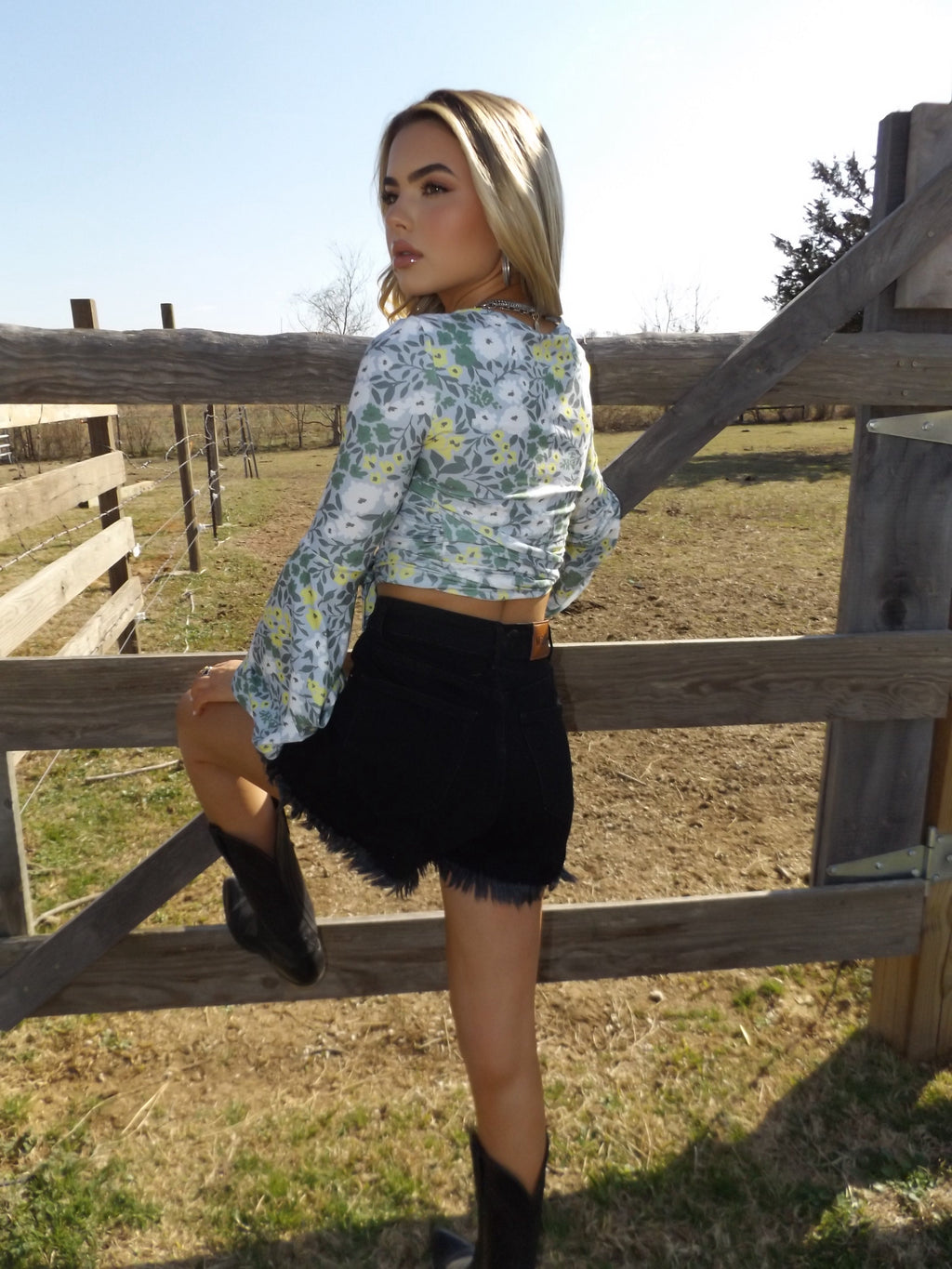 On The Go Risen Distressed Shorts - Black