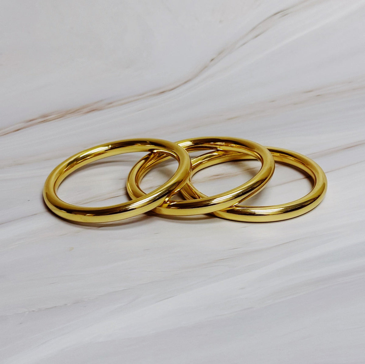 Golden Stack Luxe Bangle Set – Sleek Polished Gold-Tone Arm Candy in Classic Stacking Style