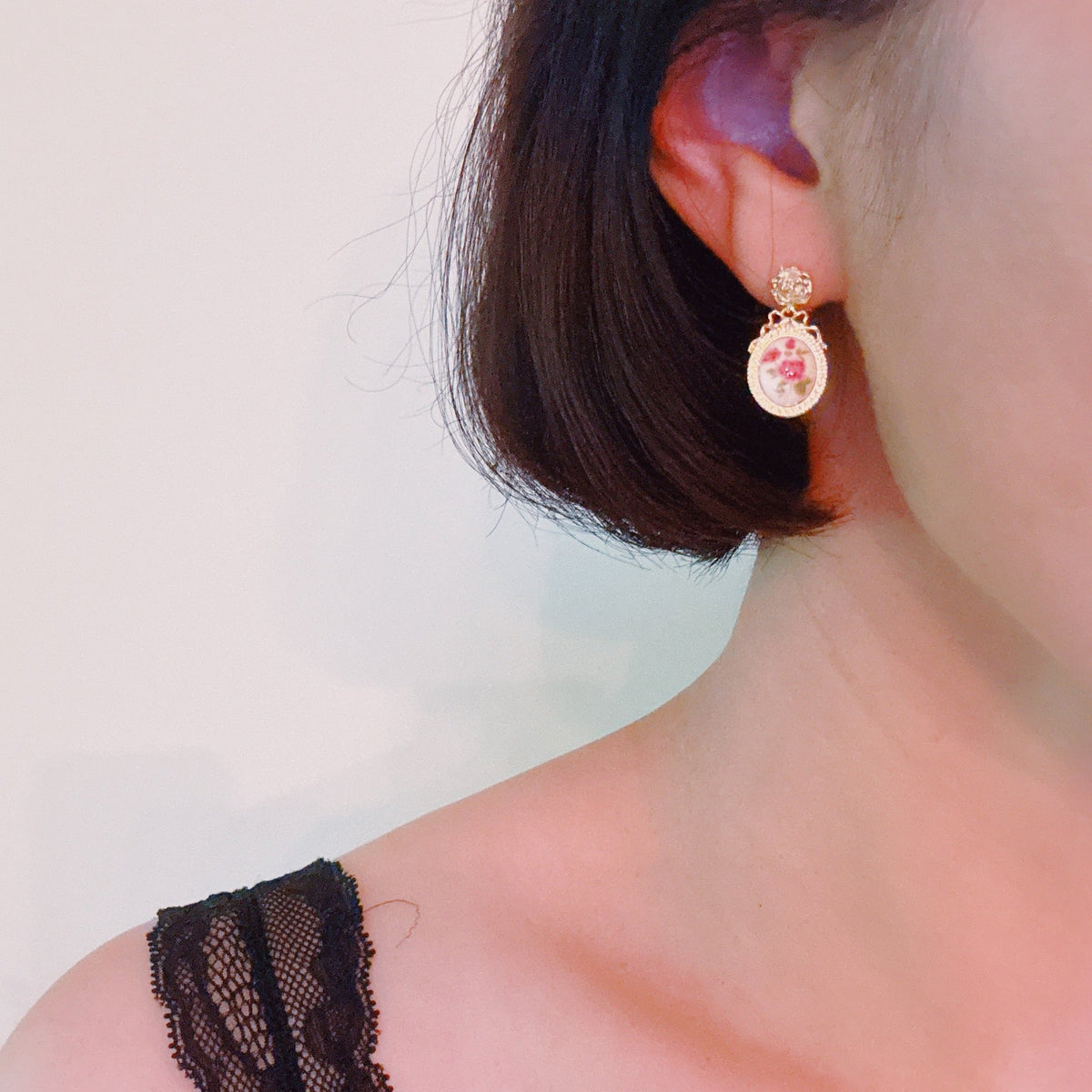Victorian Rose Charm Drop Earrings – Vintage-Inspired Details