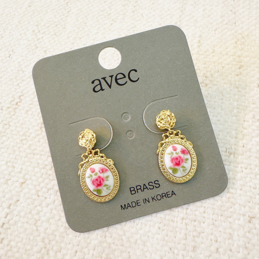 Victorian Rose Charm Drop Earrings – Vintage-Inspired Details