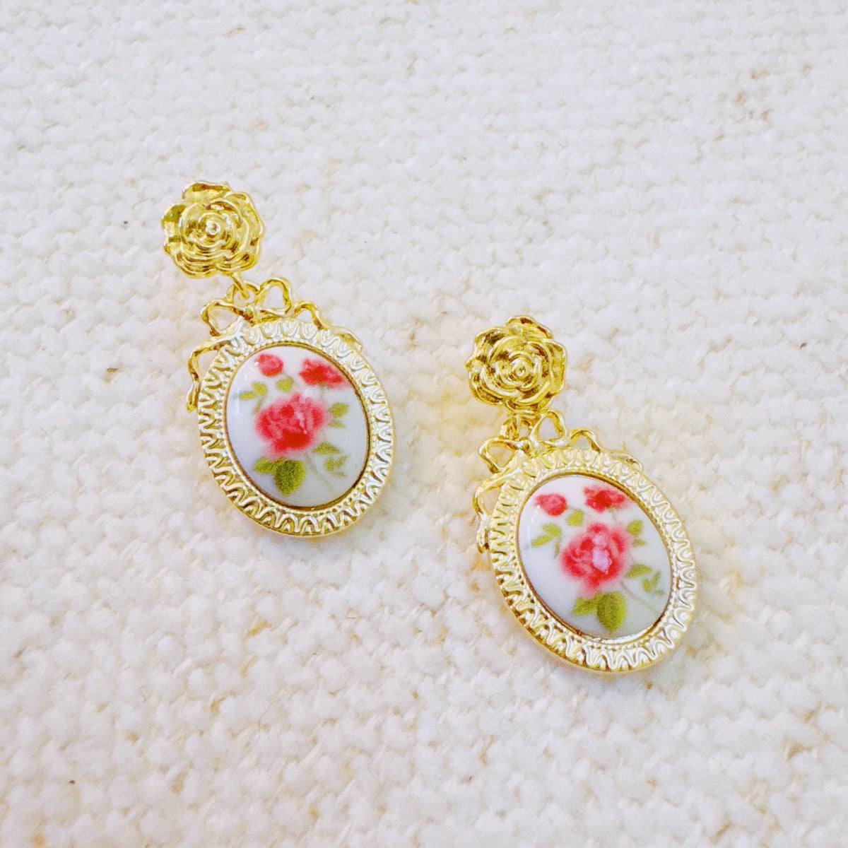Victorian Rose Charm Drop Earrings – Vintage-Inspired Details