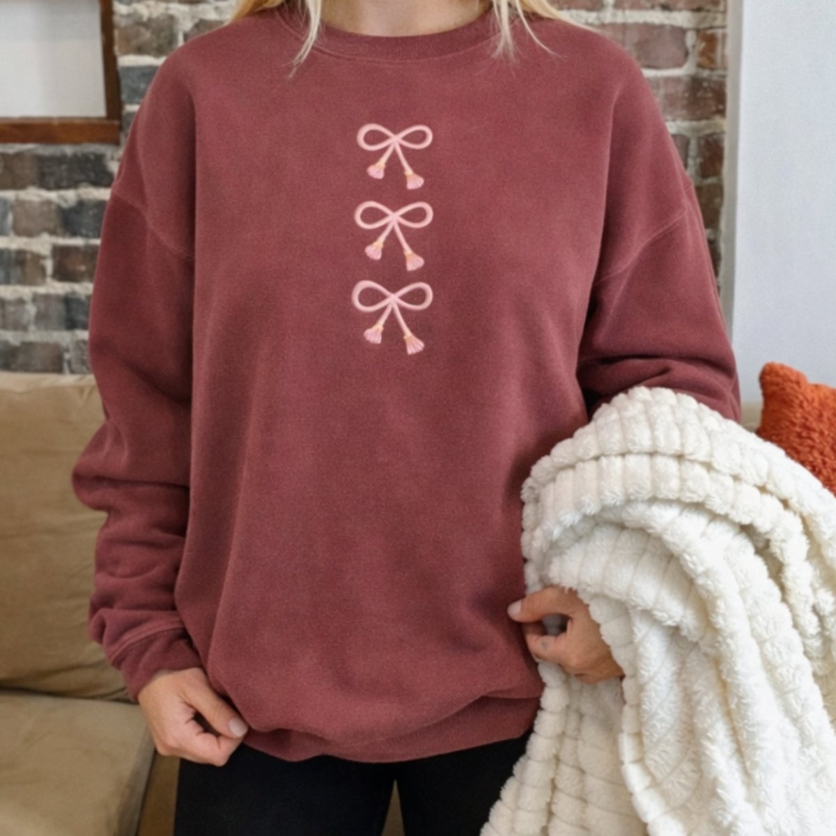 'Three Bows Nice' Tasseled Cozy Crew